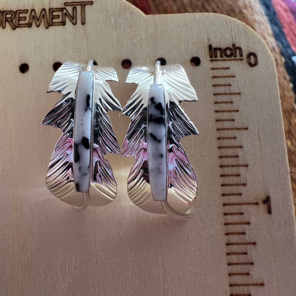 ❤️ Native Signed “Allen Barney” White Buffalo Feather Half Hoop 925 Earrings - Picture 7 of 10